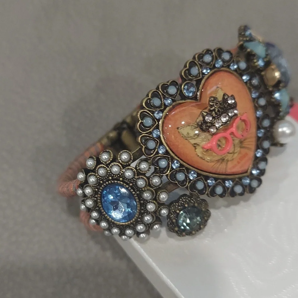 Betsey Johnson PRINCESS KITTY HINGED BRACELET - Picture 4 of 11